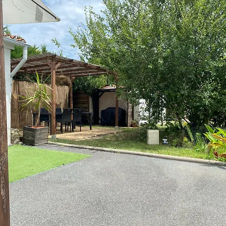 別荘 Maisonnette Climatisee Avec Piscine 6mn ラバンヌ
